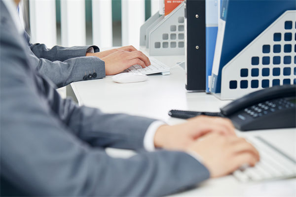 老登坚持稳和长期，小登聚焦阶段超额收益，两者都没有错